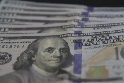 Dólar fecha abaixo de R$ 5,40 pela primeira vez em 11 dias