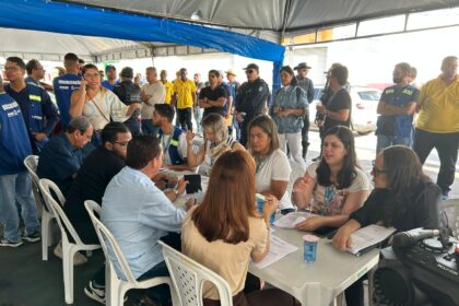 Confusão, gritos e empurra-empurra marcam entrega de novas barracas a ambulantes no centro de Aracaju