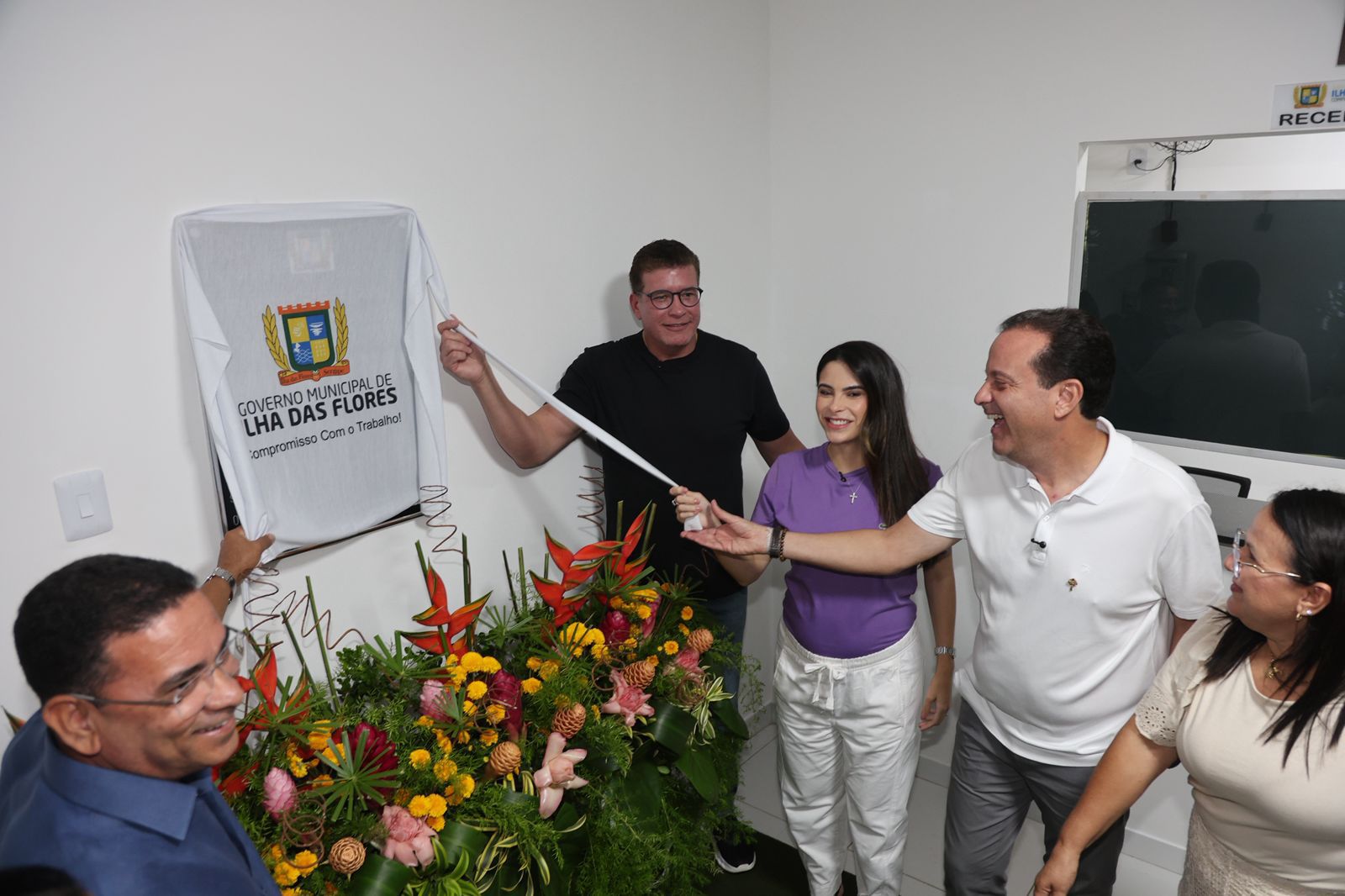 André Moura participa de entrega da reforma da Prefeitura de Ilha das Flores, colheitadeira e unidade odontológica móvel