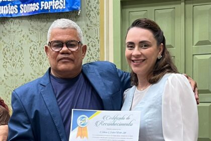 Débora Leite é homenageada pela FEACAJU em evento de celebração aos líderes comunitários