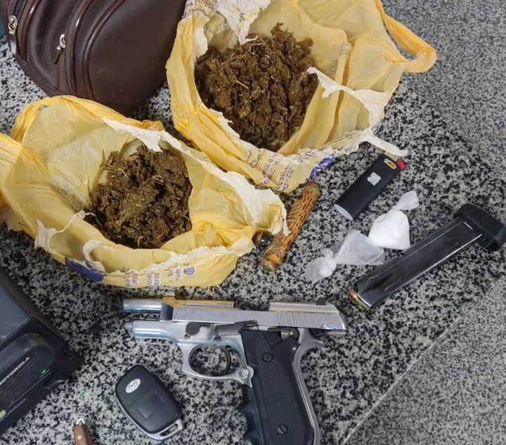 PRF recupera carro roubado e apreende arma, munições e droga em Malhada dos Bois