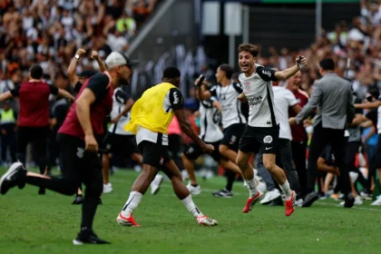 Timão impõe respeito, bate o Flamengo e levanta a Supercopa em Brasília