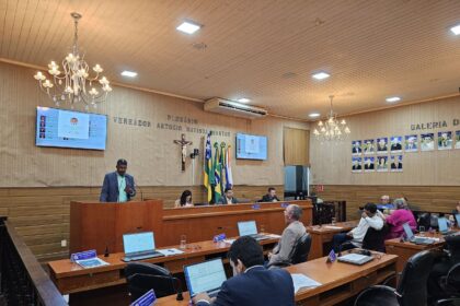 Vereadores de Laranjeiras aprovam reajuste do piso dos professores e Mônica Sobral não vota a favor