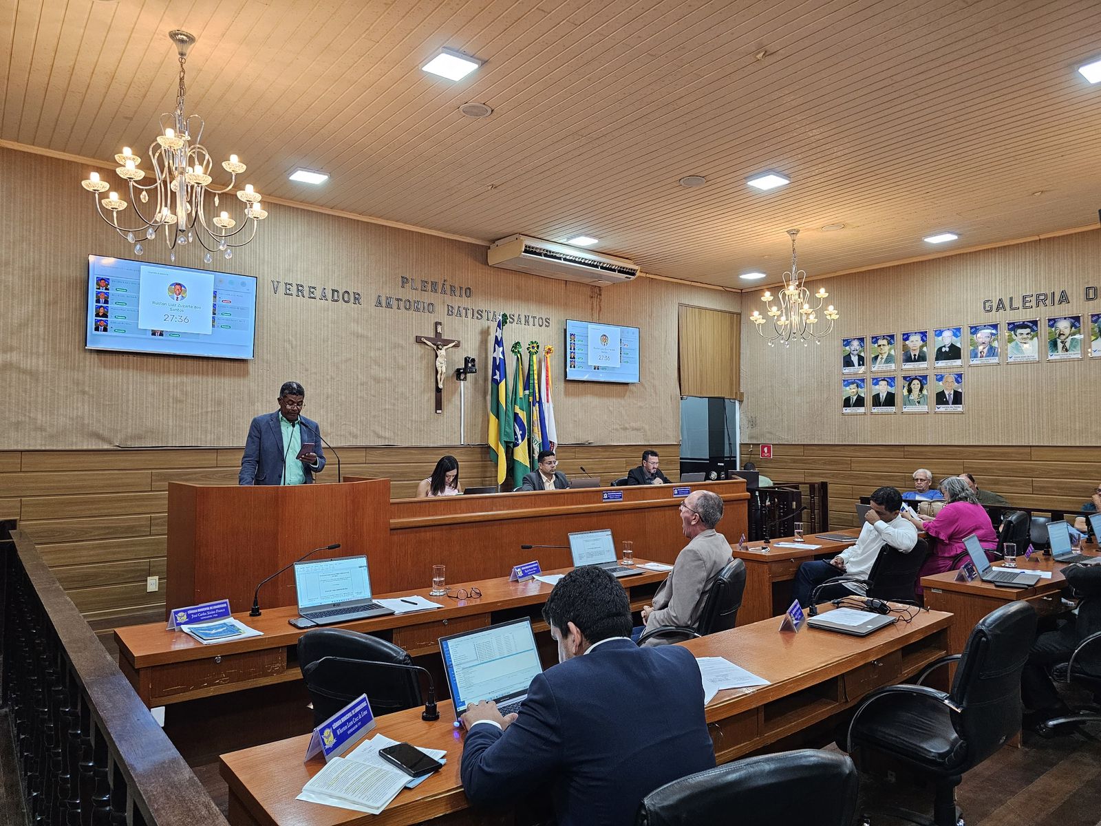Vereadores de Laranjeiras aprovam reajuste do piso dos professores e Mônica Sobral não vota a favor