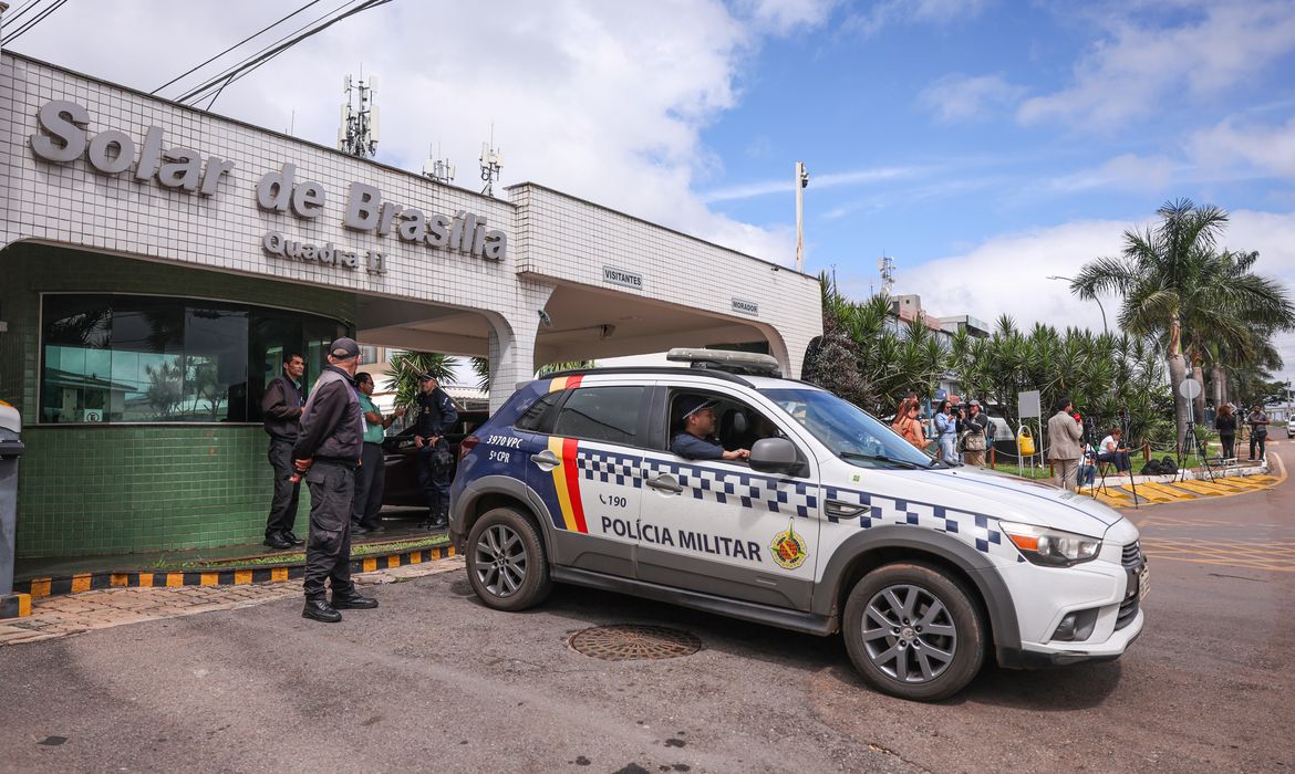 Bolsonaro recebe alta e chega em casa para cumprir prisão domiciliar