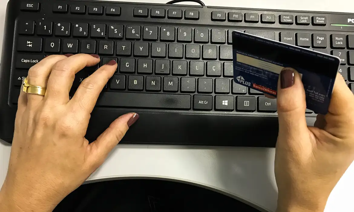 Juros do cartão de crédito pesam mais para famílias em fevereiro