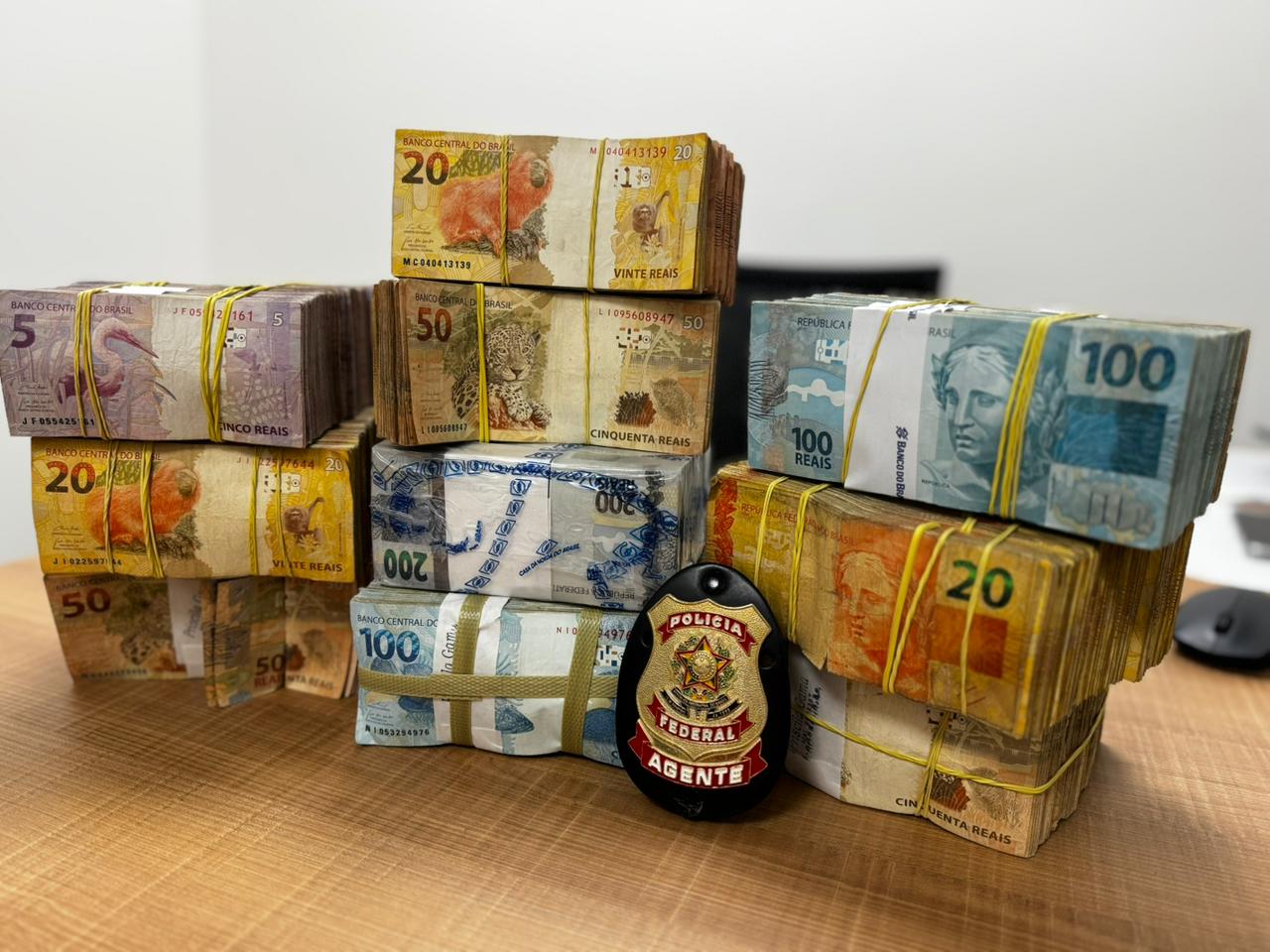 PF apreende R$ 500 mil em espécie com indícios de desvio de recursos públicos e prende dois homens