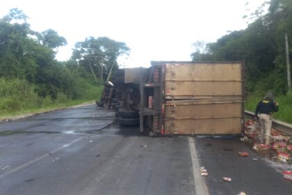 Carreta tomba na BR-101 e interdita totalmente a rodovia em Cristinápolis