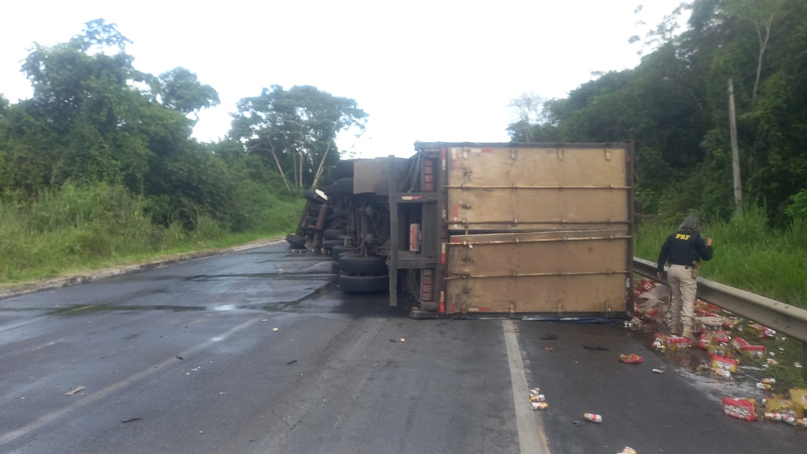 Carreta tomba na BR-101 e interdita totalmente a rodovia em Cristinápolis