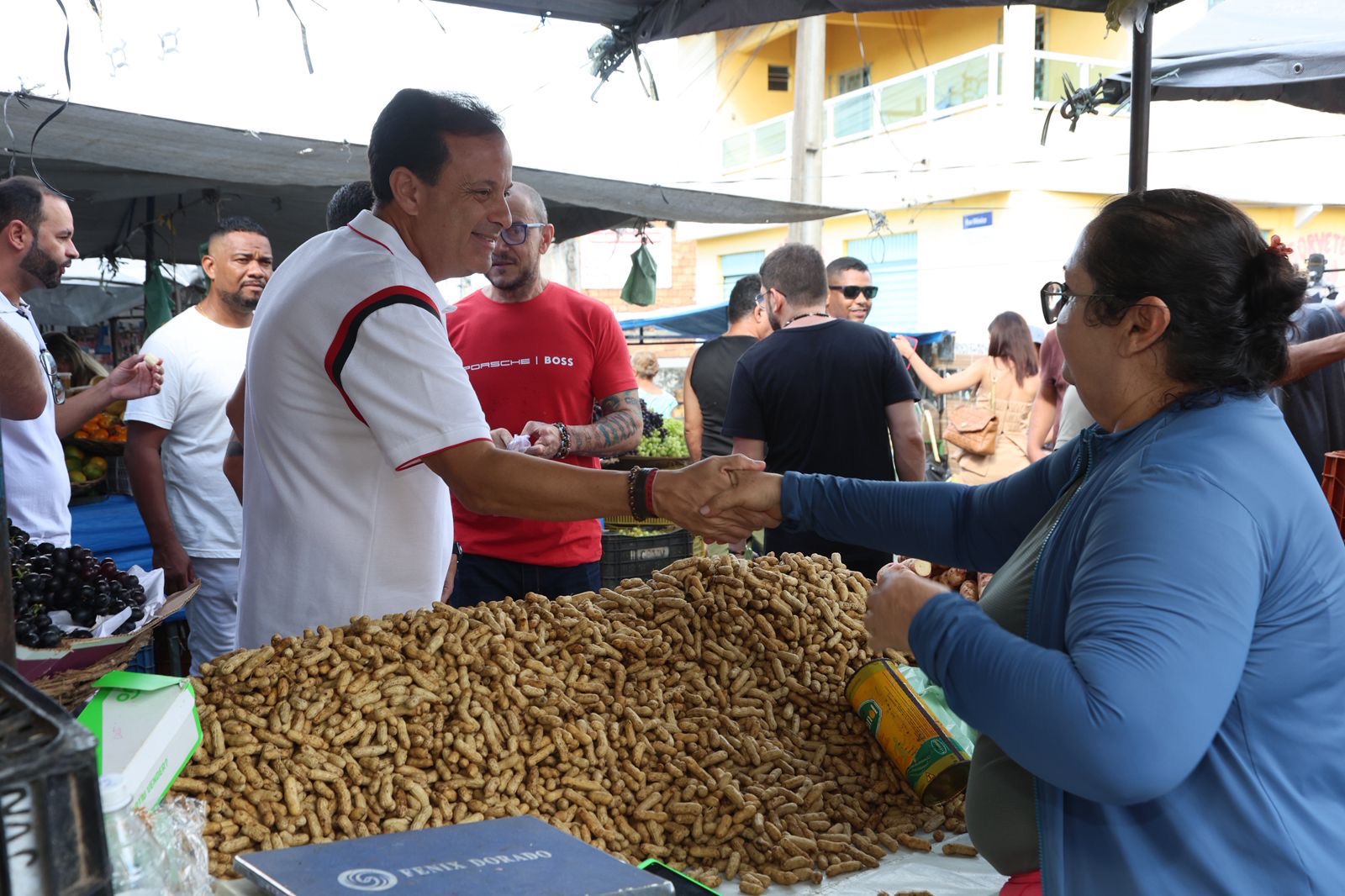 André Moura inicia domingo com missa e visita à feira do bairro América cercado de aliados