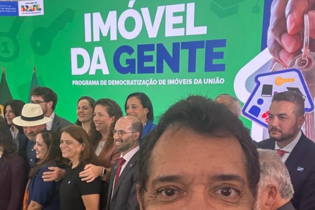 Prefeito Airton Martins participa de cerimônia do programa Imóvel da Gente em Brasília ao lado do presidente Lula