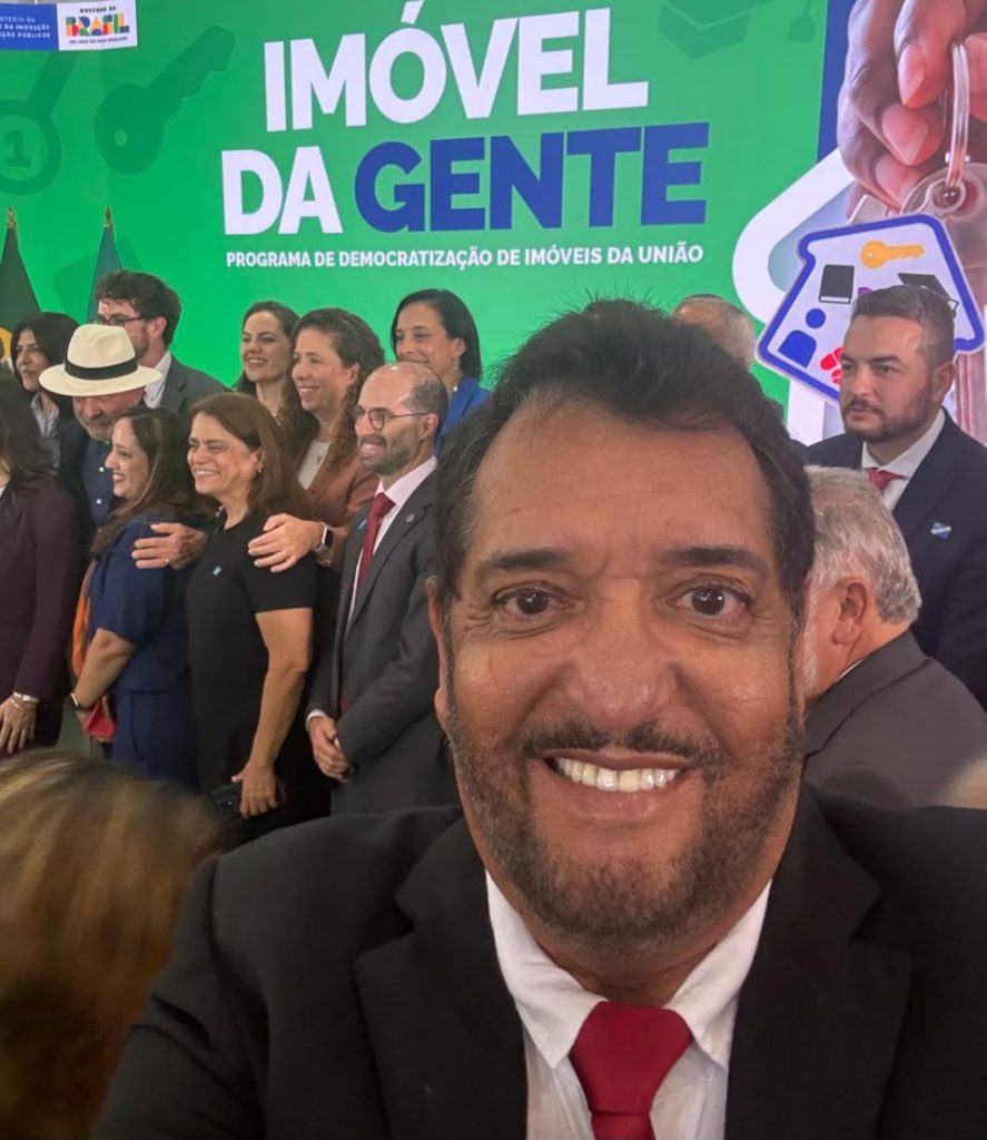 Prefeito Airton Martins participa de cerimônia do programa Imóvel da Gente em Brasília ao lado do presidente Lula