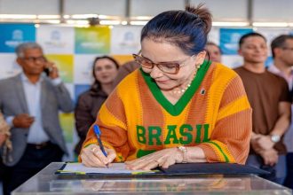 Prefeita Emília assina ordens de serviço para construção de três novas USFs em Aracaju