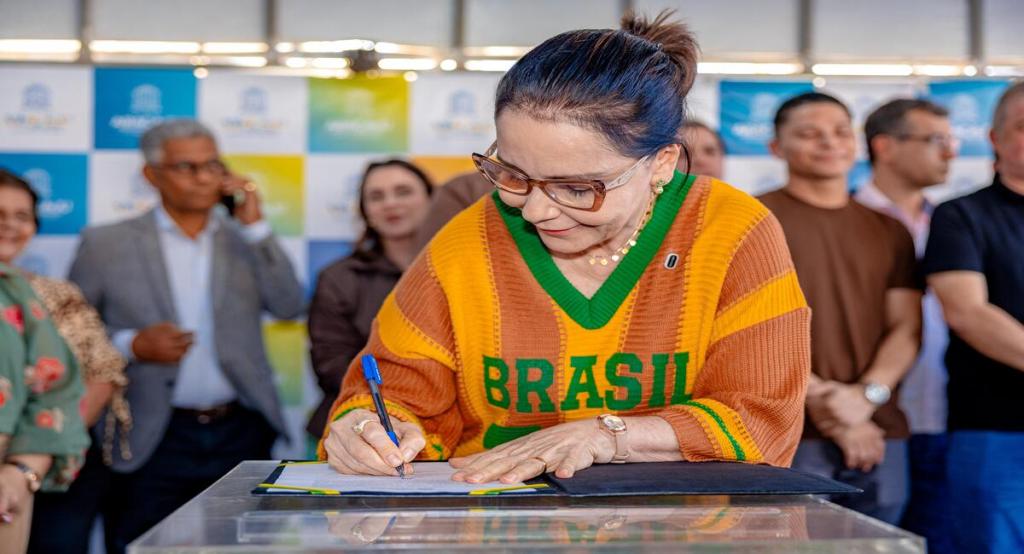 Prefeita Emília assina ordens de serviço para construção de três novas USFs em Aracaju