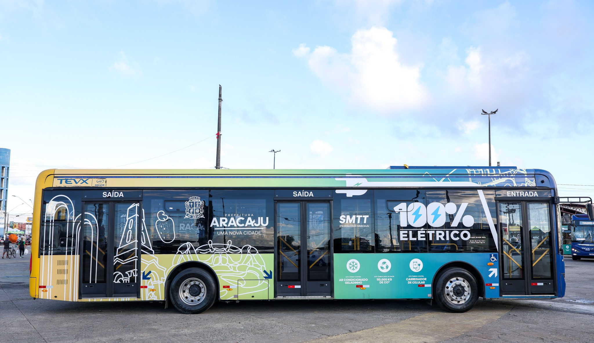 Prefeita de Aracaju entrega mais 15 ônibus elétricos à população