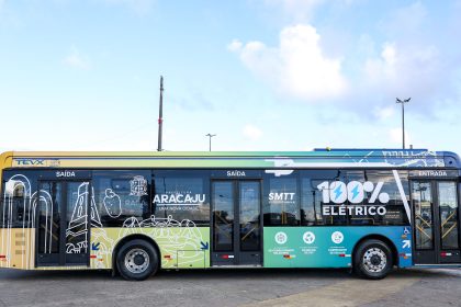 Prefeita de Aracaju entrega mais 15 ônibus elétricos à população