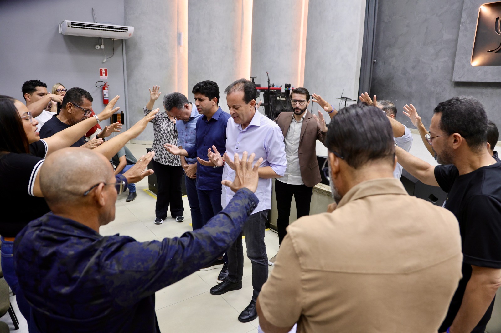 André Moura participa de culto na Igreja Quadrangular e destaca força social do segmento evangélico