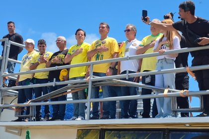 Flávio Bolsonaro vem a Sergipe e leve multidão para Orla de Atalaia