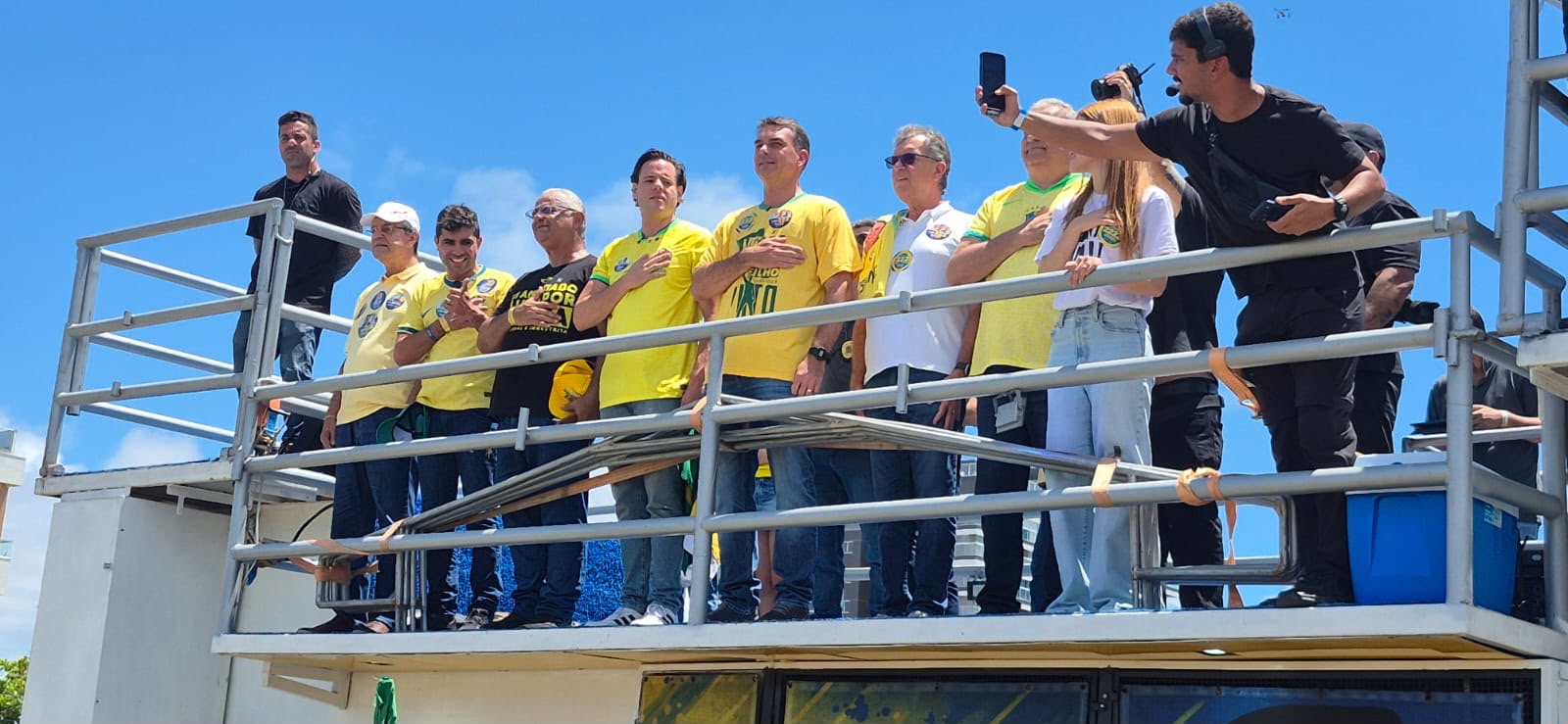 Flávio Bolsonaro vem a Sergipe e leve multidão para Orla de Atalaia