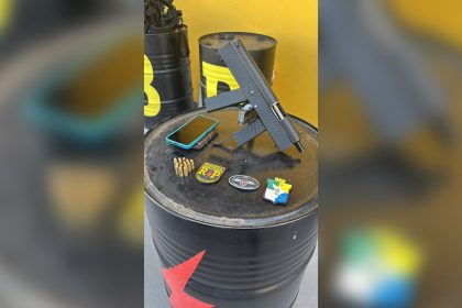 Radiopatrulha prende suspeito com submetralhadora e 16 munições no Porto Dantas, em Aracaju