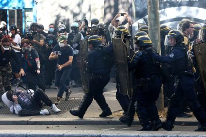Adolescentes franceses fazem mais um dia de protestos sobre escolas