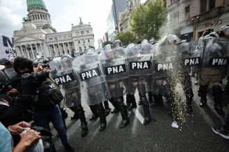 Ajuste de Milei reduz número de novos aposentados em 53% na Argentina