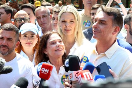 Flávio Bolsonaro faz ato no Rio ao lado de Douglas Ruas