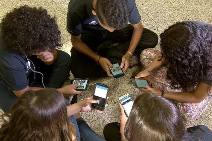 Pesquisa mostra que 82% são contra crianças de até 3 anos com celular