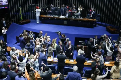 Senado aprova fim da escala 6×1 e redução da jornada de trabalho