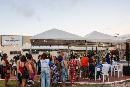 Escritura na Mão: Prefeitura entrega mais de mil certidões de regularização fundiária para moradores do bairro 17 de Março